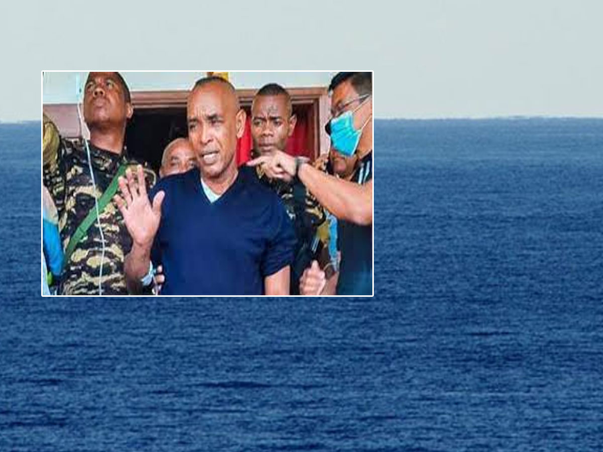 సముద్రంలో కూలిపోయిన హెలికాప్టర్‌.. ఈత కొడుతూ ఒడ్డుకు చేరిన మంత్రి