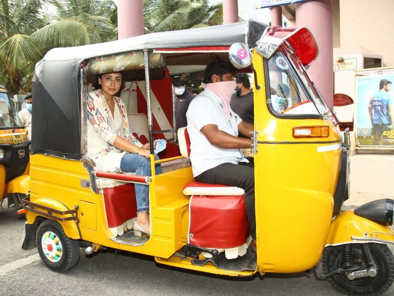 ఆటోలో శ్రియా ఆ’గమనం’…!