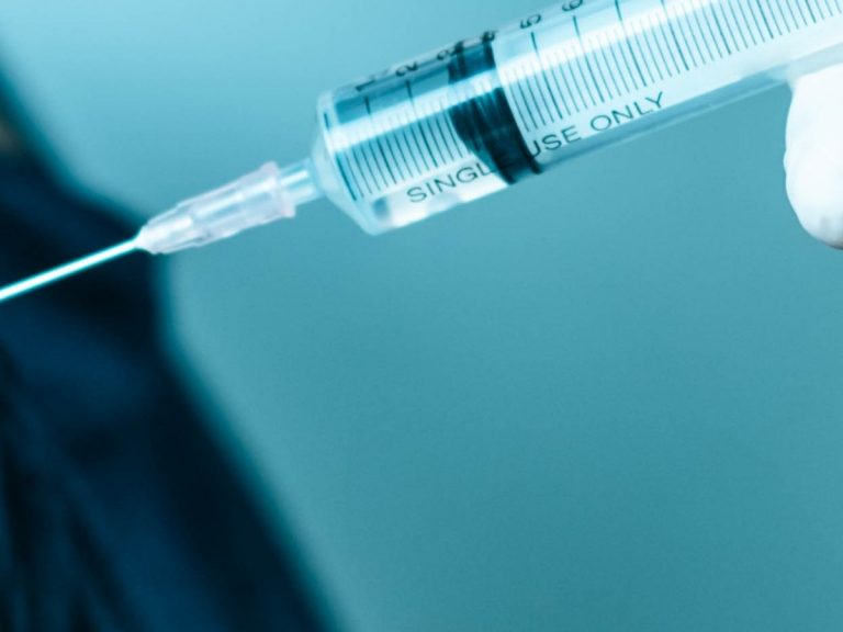 బంప‌ర్ ఆఫ‌ర్‌:  వ్యాక్సిన్ వేయించుకుంటే…స్మార్ట్ ఫోన్ ఫ్రీ…