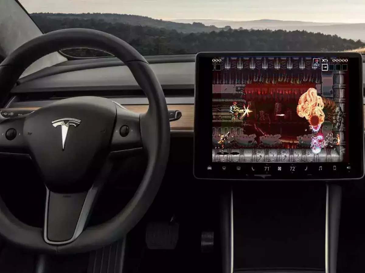 టెస్లా కారులో వీడియో గేమ్‌… తిట్టిపోస్తున్న నెటిజ‌న్లు…