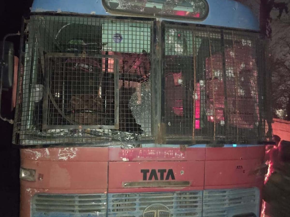 దారుణం:  శ్రీనగ‌ర్‌లో పోలీసుల వాహ‌నంపై ఉగ్ర‌వాదుల దాడి…