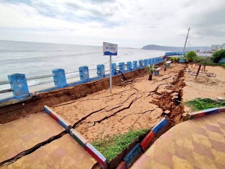 విశాఖ‌లో కుంగిన భూమి… ఆందోళ‌న‌లో ప్ర‌జలు…