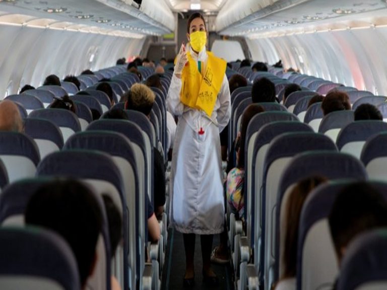 విమానంలో ప్ర‌యాణం చేస్తున్న మ‌హిళ‌కు క‌రోనా… ఐదు గంటలు బాత్‌రూమ్‌లోనే…