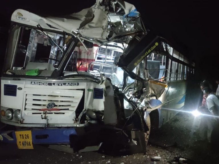 ఆగి ఉన్న లారీని ఢీకొట్టిన ఆర్టీసీ బస్సు..