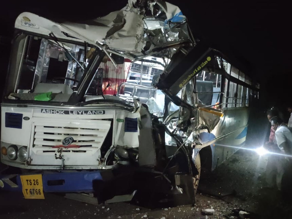 ఆగి ఉన్న లారీని ఢీకొట్టిన ఆర్టీసీ బస్సు..