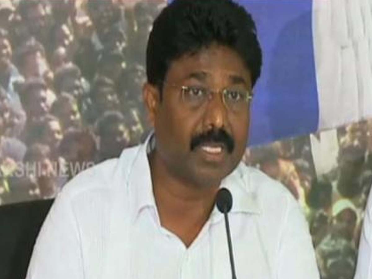 విద్యార్థులకు నాణ్యమైన భోజనం అందించాలి: ఆదిమూలపు సురేష్‌