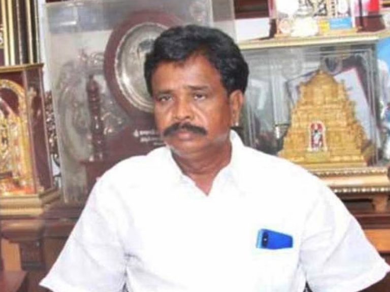 ఒమిక్రాన్‌కు మందు పంపిణీ చేస్తున్న ఆనందయ్య