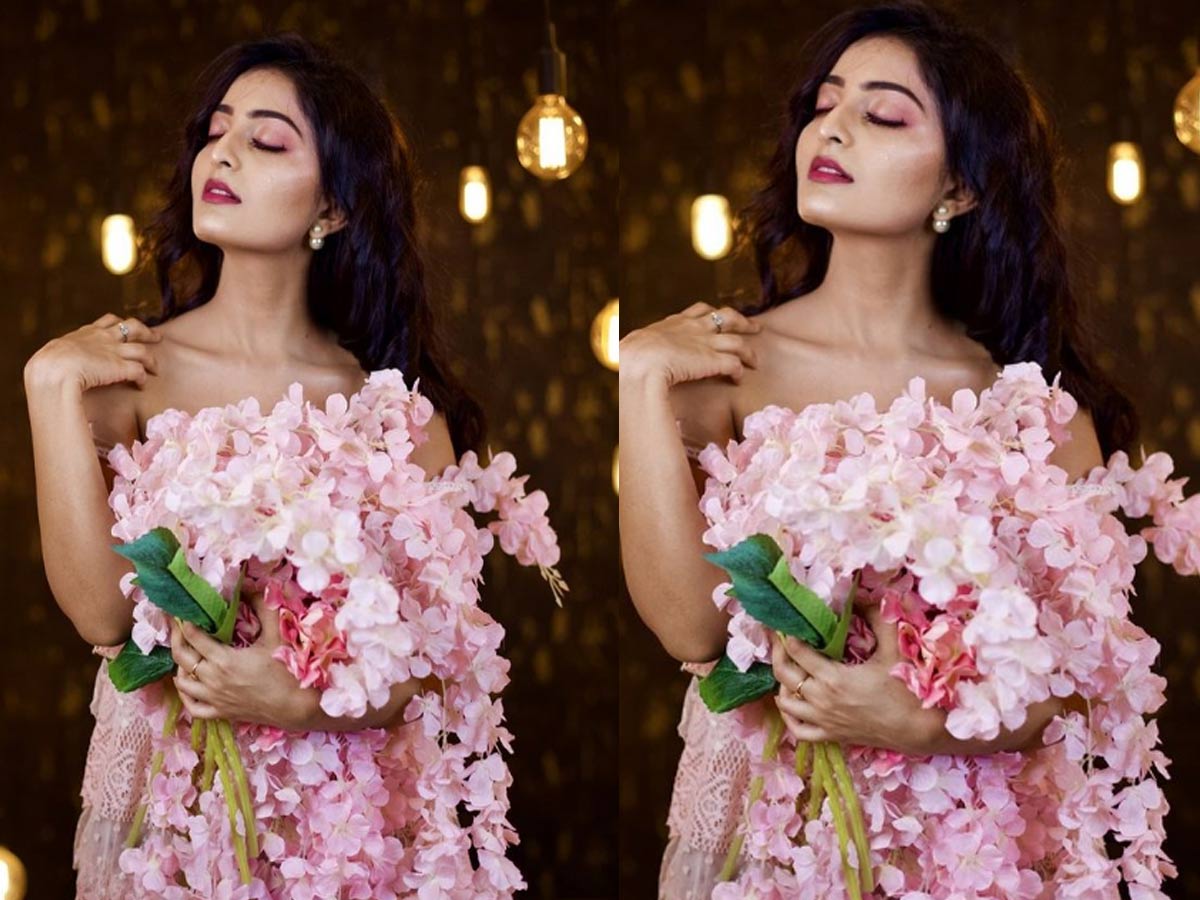 పువ్వుల్లో దాగిన అచ్చ తెలుగందం.. చూస్తే కుర్రాళ్ల మతులు పోవడం ఖాయం