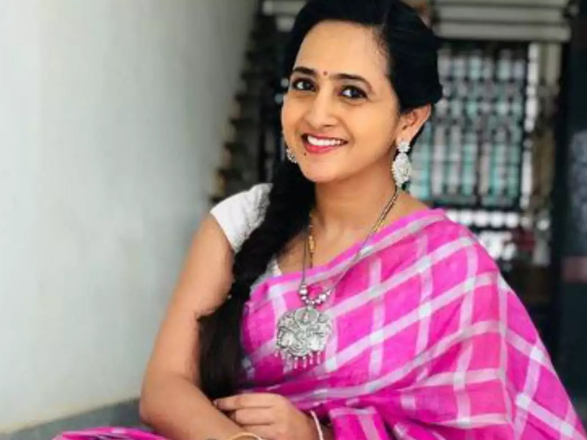 అక్కడ నన్ను పడుకోమన్నారు.. యాంకర్ లాస్య సంచలన వ్యాఖ్యలు