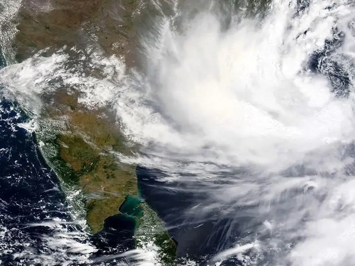 జవాద్ తుఫాన్ ఎఫెక్ట్.. నేడు, రేపు స్కూళ్లకు సెలవులు