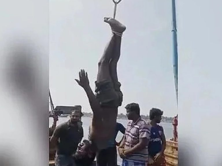 మొబైల్ కొట్టేశాడని… తలకిందులుగా వేలాడదీసి చితక్కొట్టారు