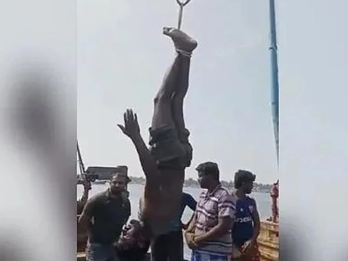 మొబైల్ కొట్టేశాడని… తలకిందులుగా వేలాడదీసి చితక్కొట్టారు