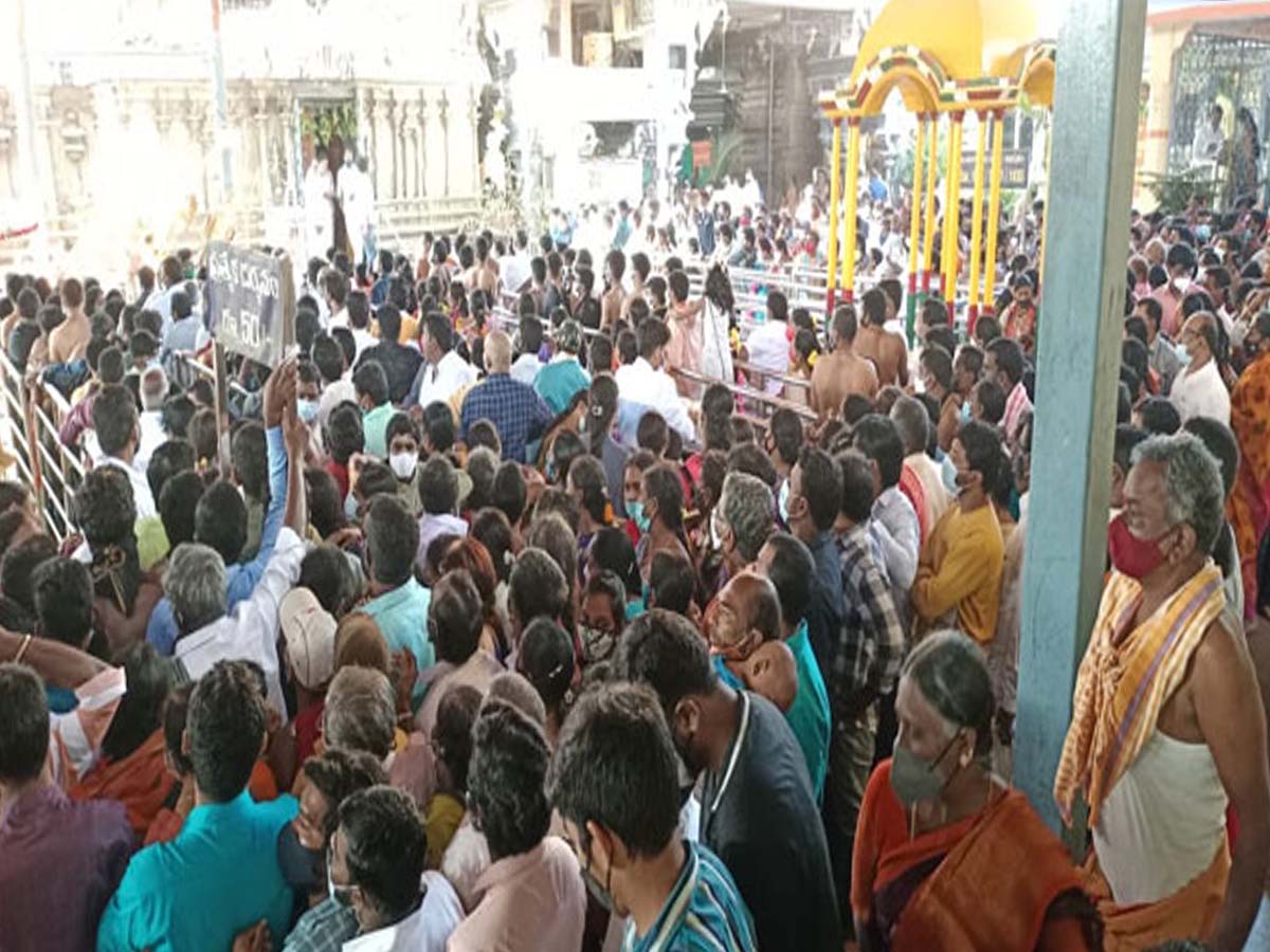 భక్తులతో కళకళలాడిన భద్రాద్రి