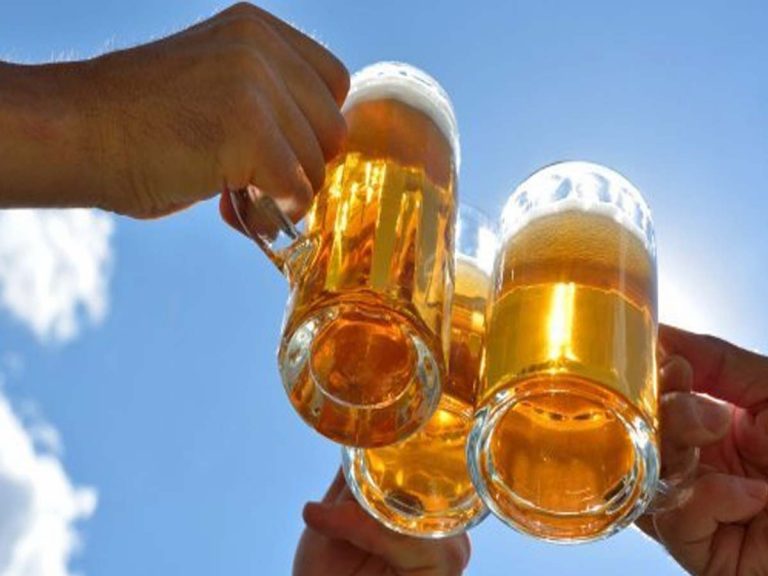 బర్త్‌డే వేడుకల్లో గొడవ.. బీరు బాటిళ్లతో ఒకరిపై ఒకరు దాడి