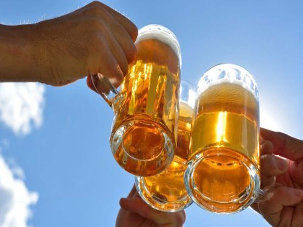 బర్త్‌డే వేడుకల్లో గొడవ.. బీరు బాటిళ్లతో ఒకరిపై ఒకరు దాడి