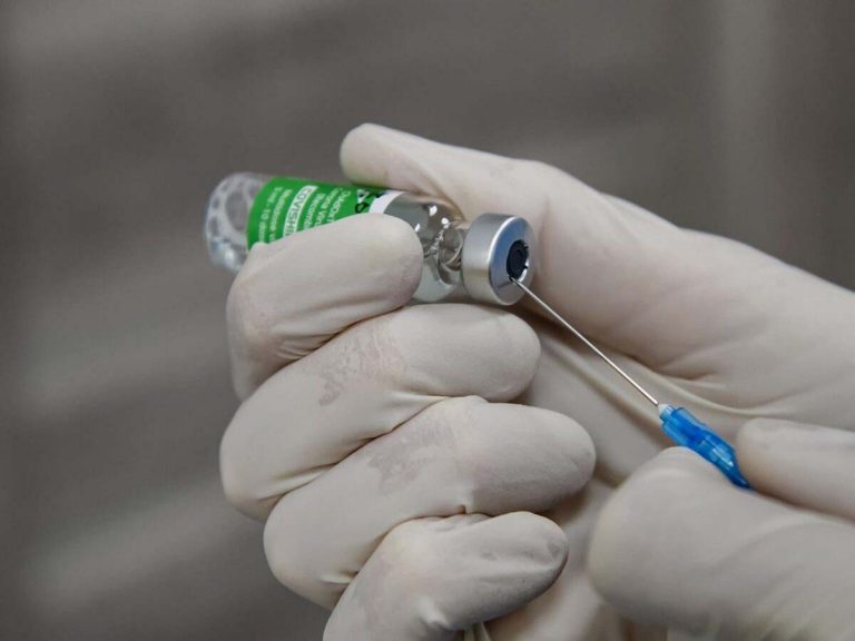 ఒమిక్రాన్ విజృంభ‌ణతో బ్రిటన్‌ ప్రభుత్వం కీలక నిర్ణయం