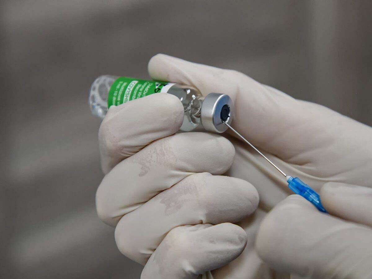 ఒమిక్రాన్ విజృంభ‌ణతో బ్రిటన్‌ ప్రభుత్వం కీలక నిర్ణయం