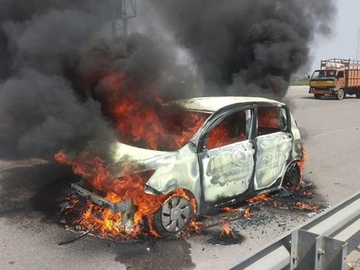 లారీని ఢీకొన్న కారు.. కారులో చెలరేగిన మంటలు