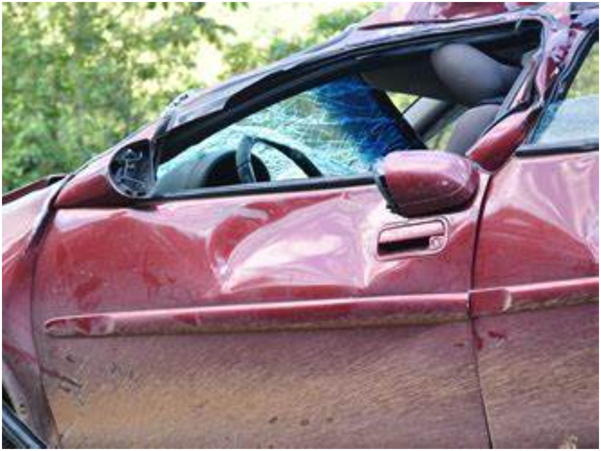 దూసుకొచ్చిన కారు.. తృటిలో తప్పిన ప్రాణాపాయం