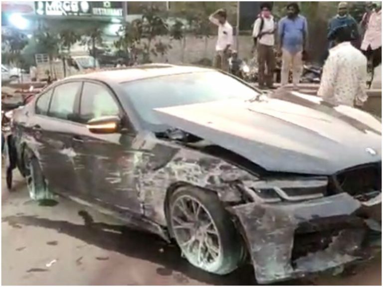 బ్రేకింగ్:ఫిలింనగర్లో బోల్తా కొట్టిన బీఎండబ్ల్యూ కారు