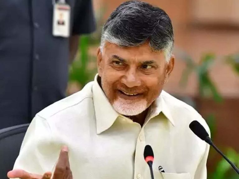 ప్రతి ఇంటా సంతోషం,చిరునవ్వులు విరియాలంటూ  చంద్రబాబు విషెస్‌