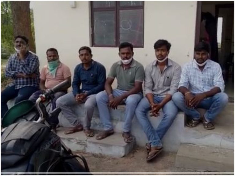 విద్యుత్ అధికారులపై వార్డు కౌన్సిలర్ల వీరంగం