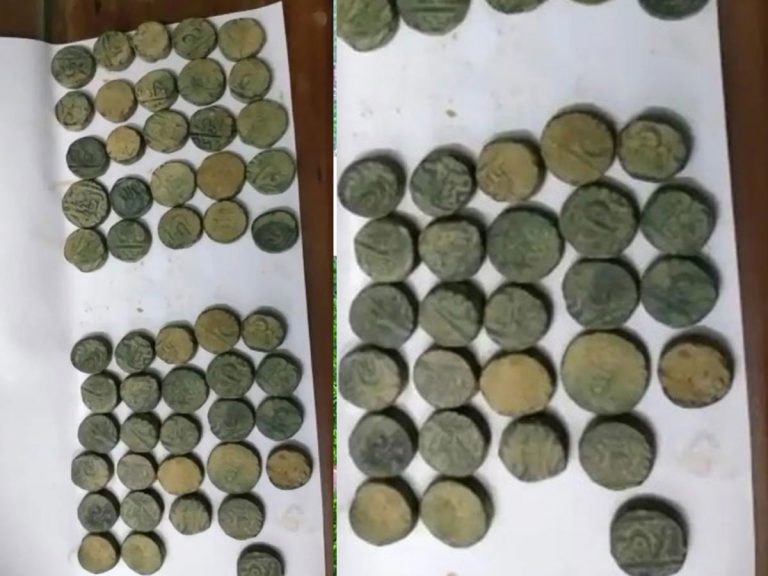 తవ్వకాల్లో బయటపడ్డ పురాతన నాణేలు.. ఎగబడ్డ జనం..