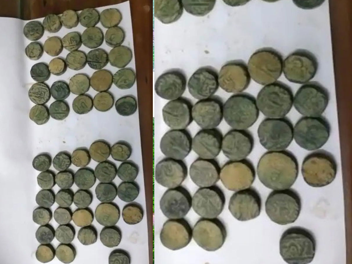 తవ్వకాల్లో బయటపడ్డ పురాతన నాణేలు.. ఎగబడ్డ జనం..