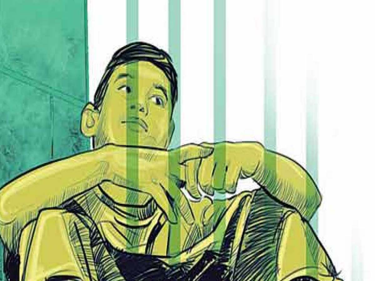 రహస్యంగా ఫోటోలు తీసి..ఆపై పోలీసుల చెరలో