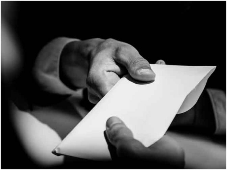 ఎయిర్ పోర్ట్‌లో లంచావతారం.. కస్టమ్స్ అధికారిపై ఫిర్యాదు