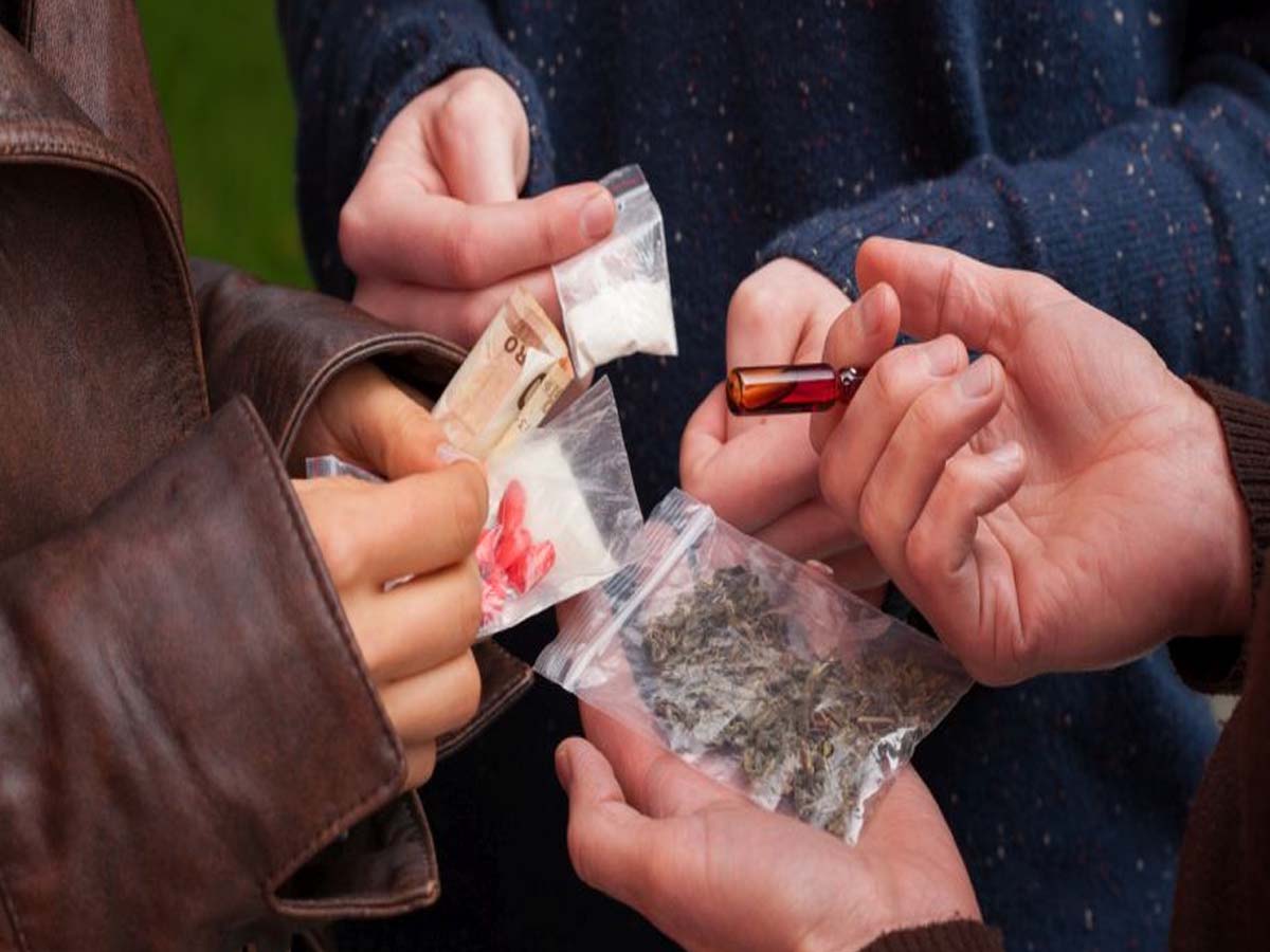 డ్రగ్స్‌ అమ్ముతూ పట్టుబడ్డ ఇంజనీరింగ్‌ విద్యార్థులు