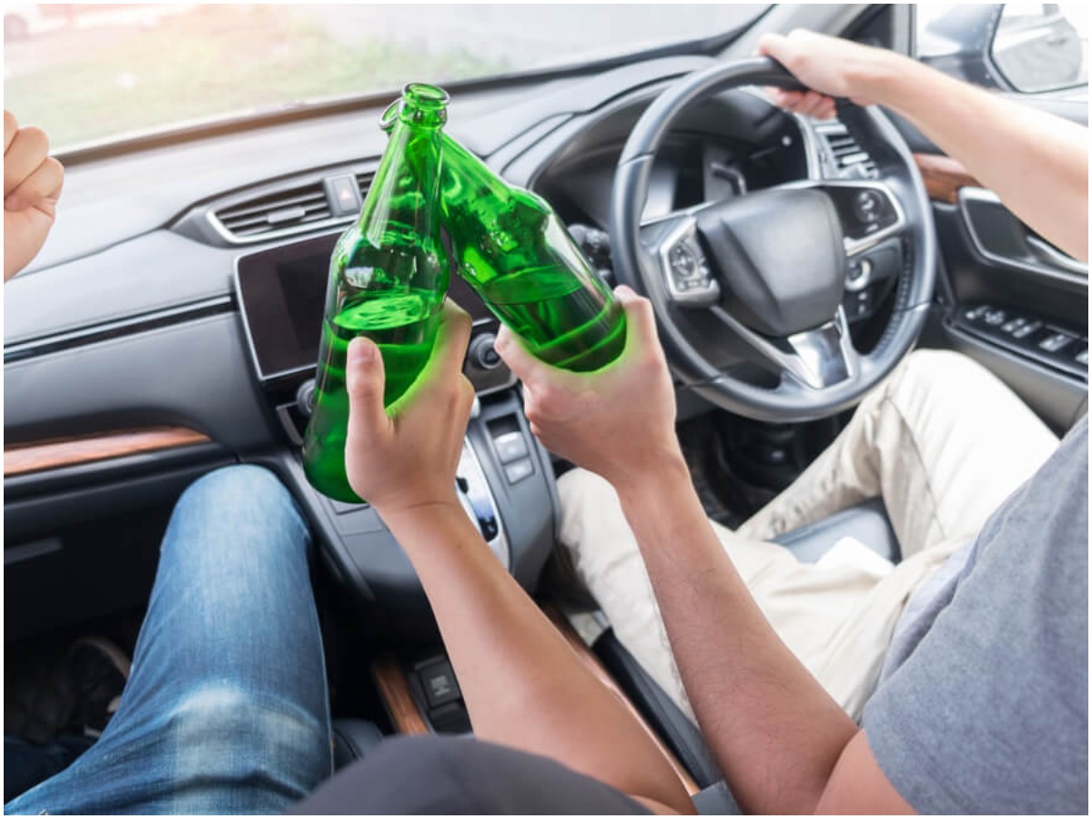 మందుబాబుల వీరంగం.. వాహనాలపై దాడి