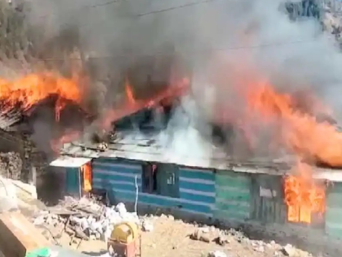 అగ్నిప్రమాదంలో చిక్కుకున్న గ్రామం.. రూ.9 కోట్ల ఆస్తి నష్టం