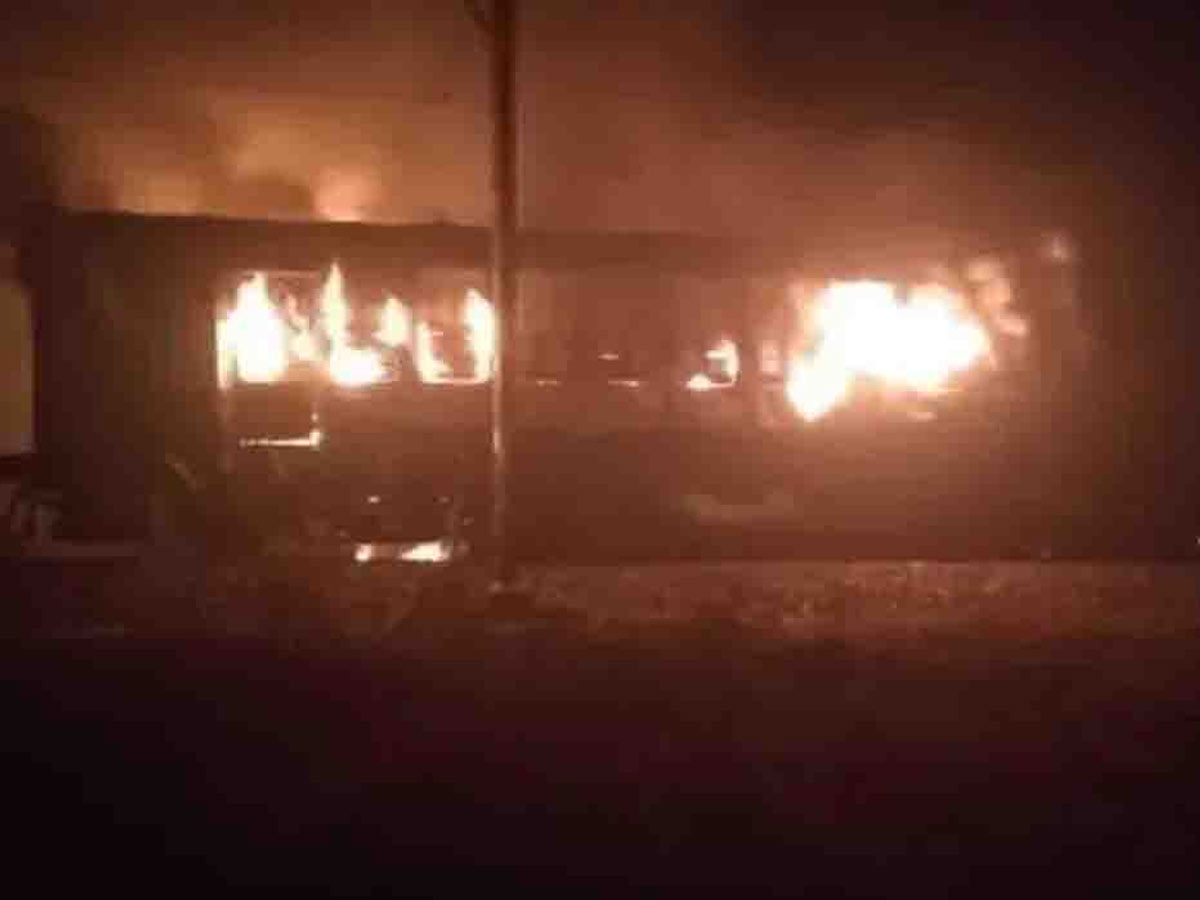 యూపీలో తగలబడ్డ ప్యాసింజర్ రైలు..