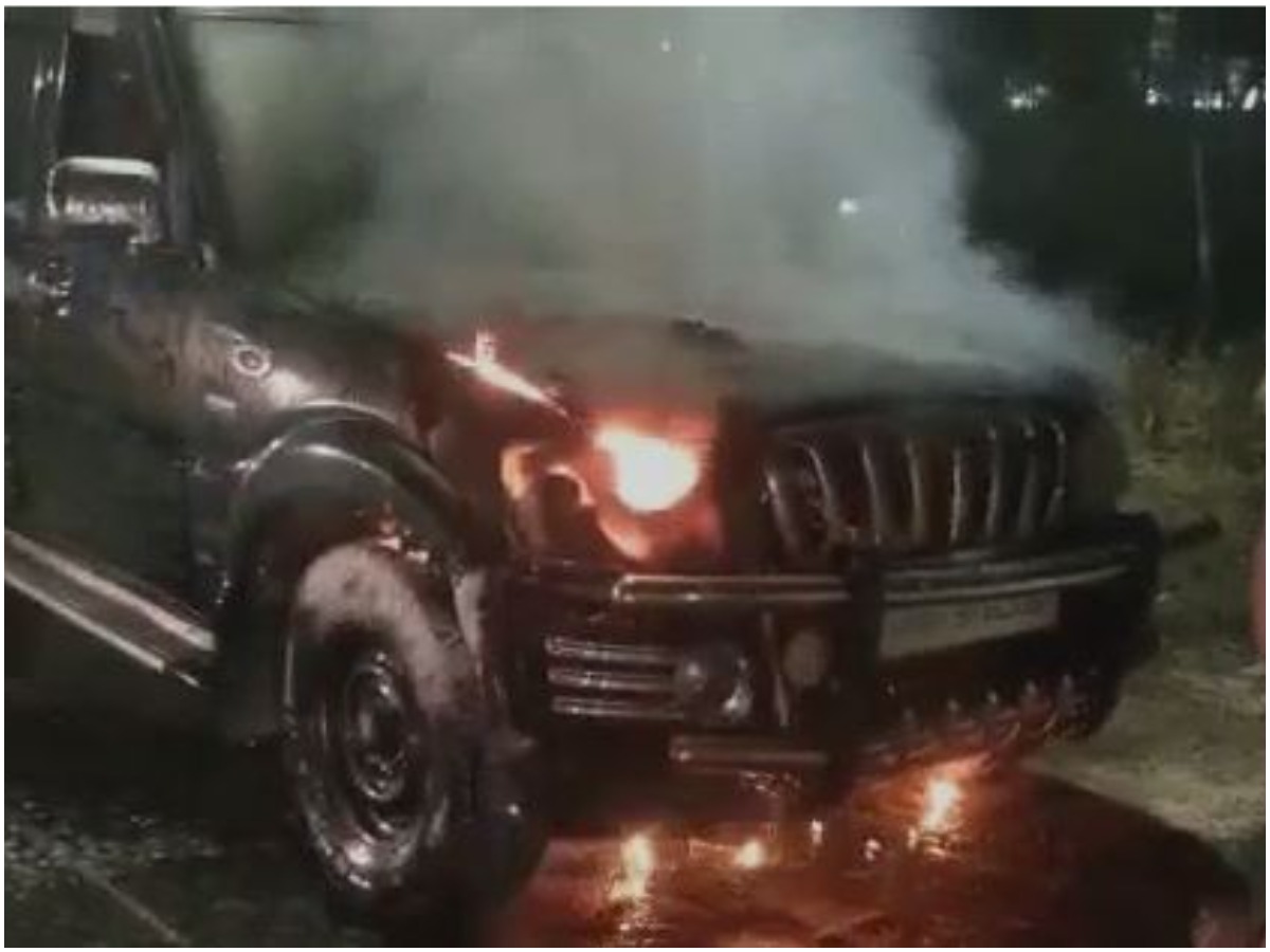 స్కార్పియోలో మంటలు.. తప్పిన ప్రమాదం