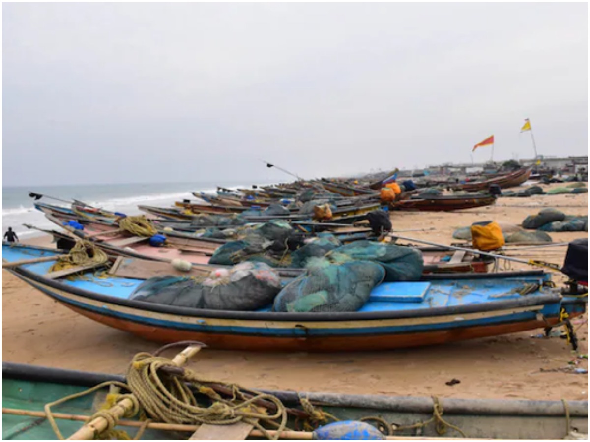 తుఫాన్ కష్టాలు.. మత్స్యకారులకు పస్తులు