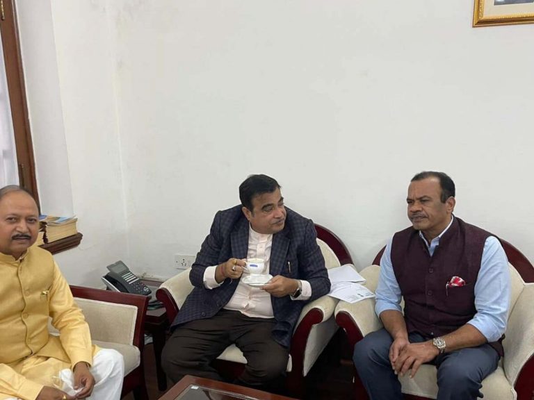 కేంద్ర మంత్రి నితిన్‌ గడ్కరీతో కోమటిరెడ్డి భేటీ