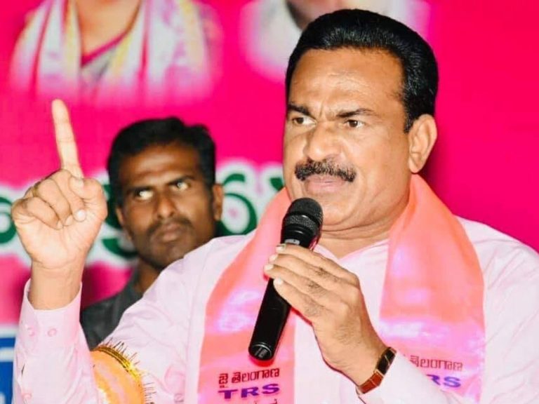 ఏకంగా కలెక్టరేట్‌కే ధాన్యం లోడ్‌తో వచ్చిన విప్‌ గంప గోవర్థన్‌..