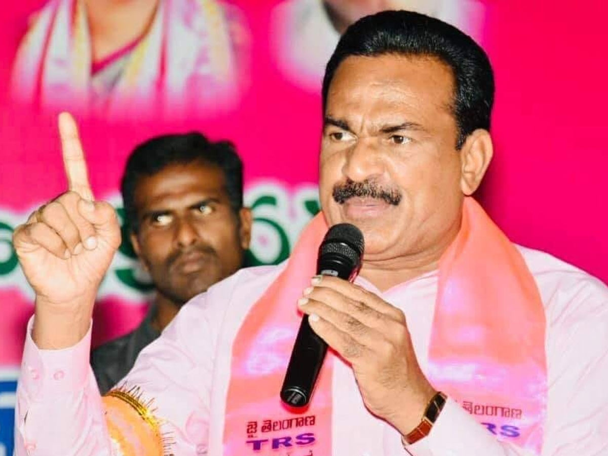 ఏకంగా కలెక్టరేట్‌కే ధాన్యం లోడ్‌తో వచ్చిన విప్‌ గంప గోవర్థన్‌..