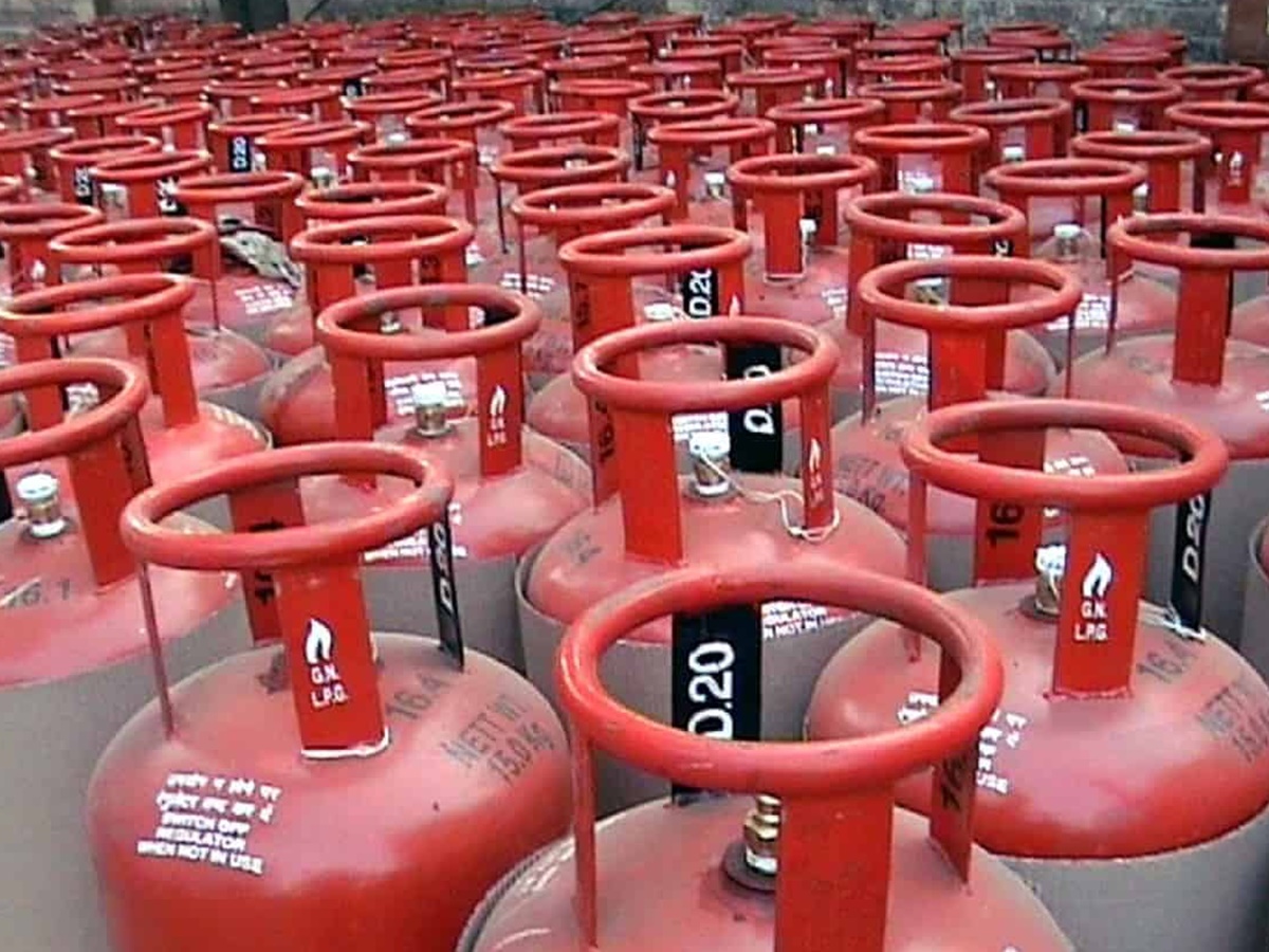 మరోసారి పెరిగిన గ్యాస్ సిలిండర్ ధర