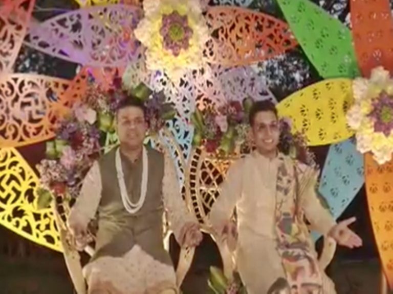 తెలంగాణలో ఇదే తొలిసారి.. పెద్దల సమక్షంలో ఒక్కటైన ఇద్దరు పురుషులు