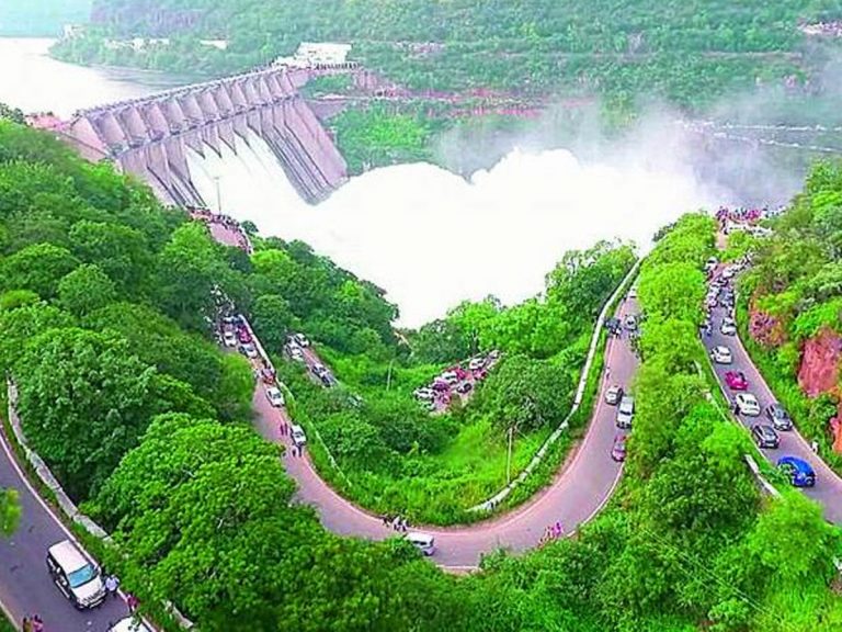 బస్సు కిటికీ నుంచి తల బయటకు పెట్టిన యువతి.. అంతలోనే