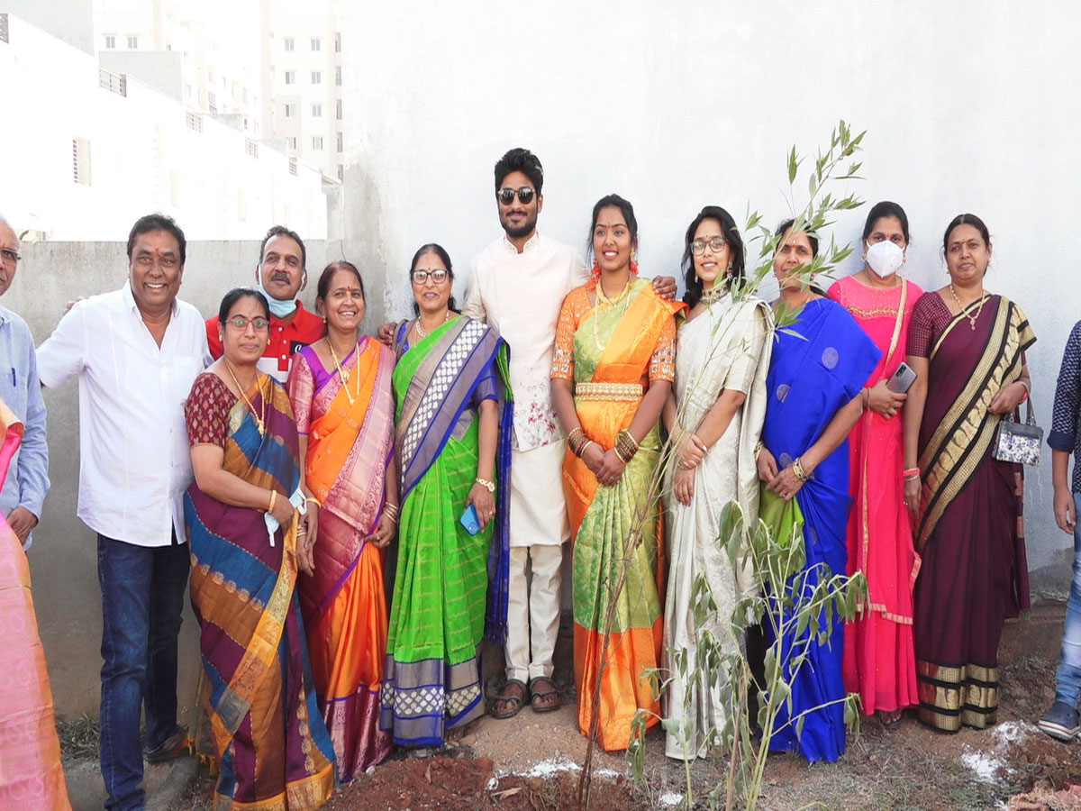 గ్రీన్ ఇండియా ఛాలెంజ్ లో 100 మొక్కలు నాటిన కాదంబరి కుటుంబ సభ్యులు
