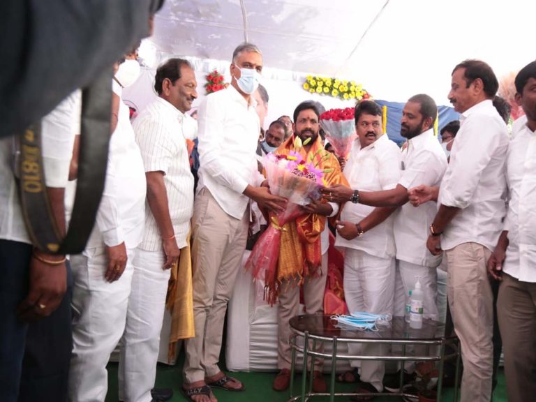 టీఎస్ఎంఎస్ఐడీసీ ఛైర్మన్‌గా బాధ్యతలు స్వీకరించిన ఎర్రోళ్ల శ్రీనివాస్‌