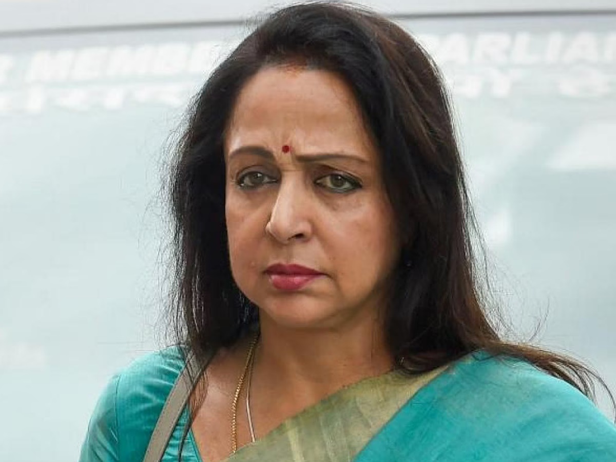 రోడ్లను నా బుగ్గలతో పోలుస్తారా?.. నటి హేమమాలిని మండిపాటు