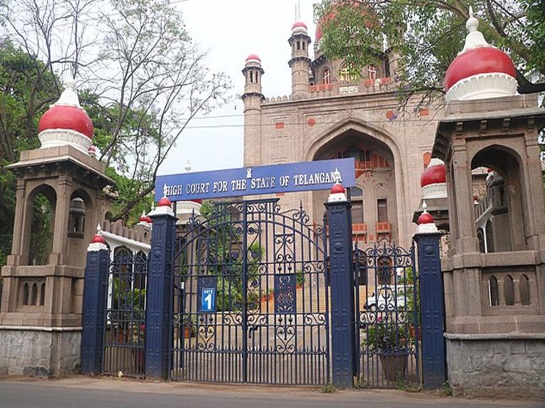 ఇళ్ల మధ్యలో బార్‌లు, పబ్‌లను తొలగించాలని హైకోర్టులో పిటిషన్‌