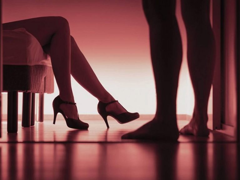 అత్యాచారం చేశారని కేసు పెట్టిన యువతినే అరెస్ట్ చేసిన పోలీసులు.. ఎందుకంటే?