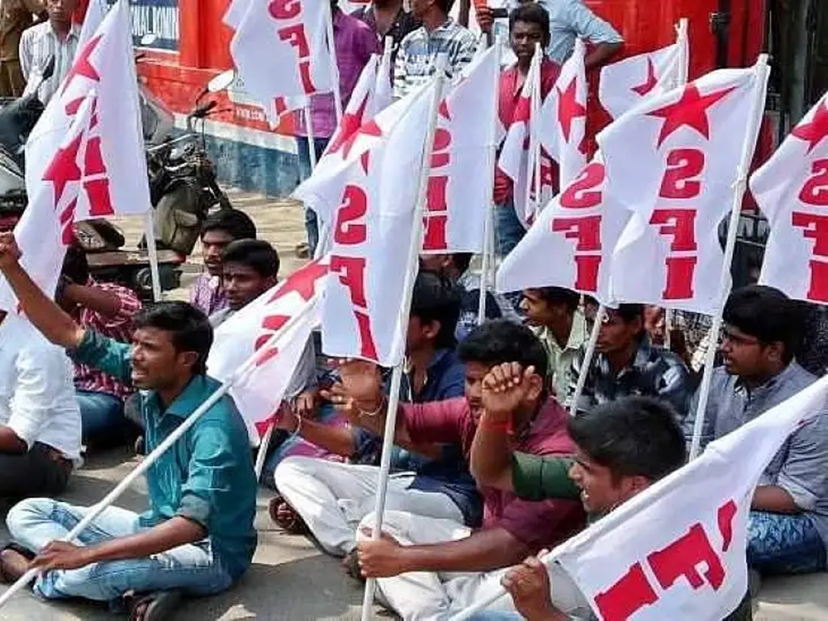 ఇంటర్ ఫలితాలపై వ్యతిరేకత.. ఇంటర్ బోర్డు వద్ద విద్యార్థుల ఆందోళన