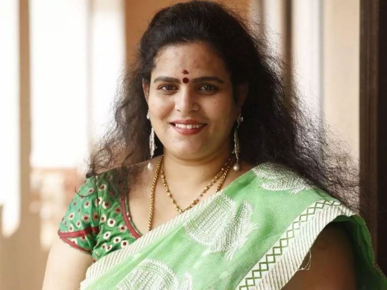 సినీ నటి కరాటే కళ్యాణిపై కేసు నమోదు