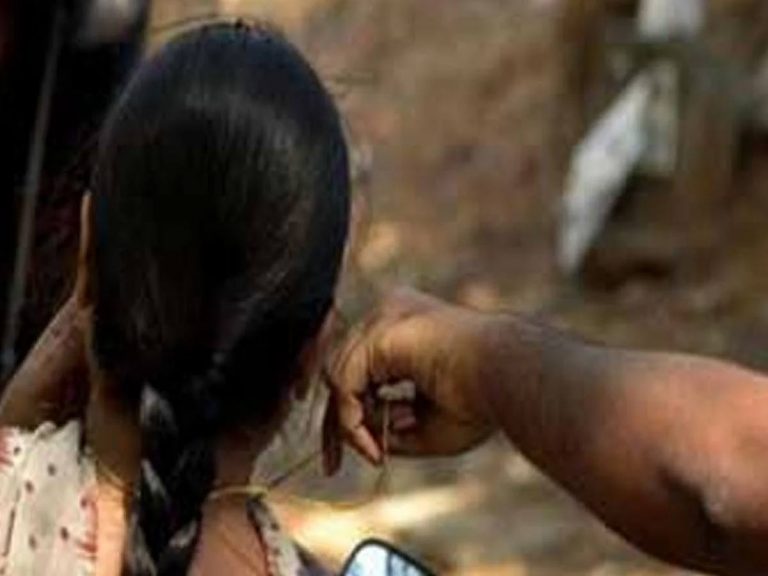 కిలాడీ లేడి.. కళ్లలో చుక్కలు వేసి  చుక్కలు చూపించింది..